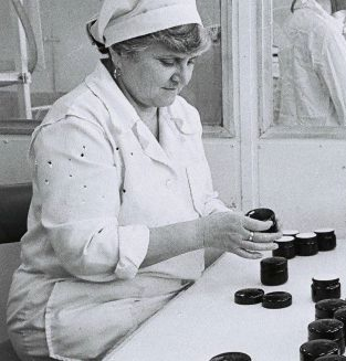 régi kép egy munkásról csomagolás közben