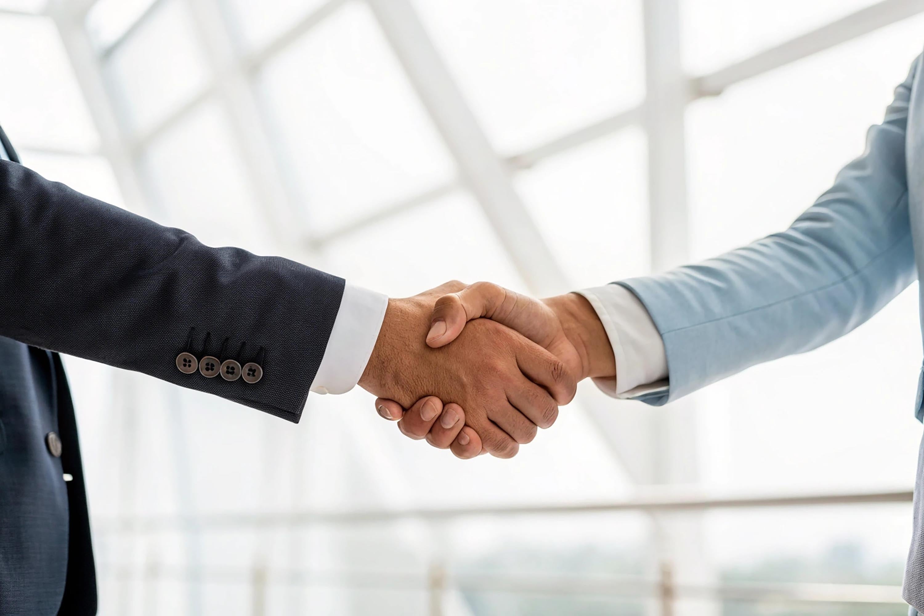 két férfi kezet fog